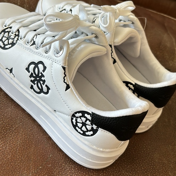 GUESS LOVEN LEATHER SNEAKERS NWT - Picture 4 of 8